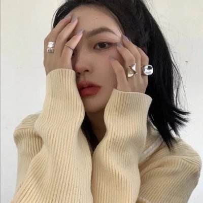 随盲柳入眠的女人